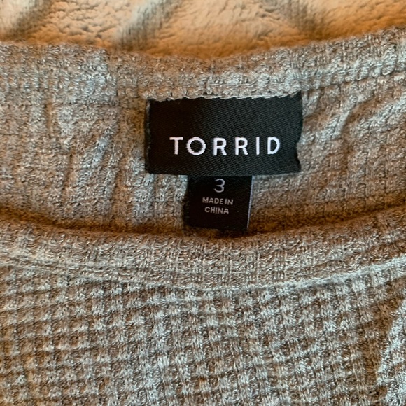 Torrid distressed hem long sleeve - Picture 2 of 2